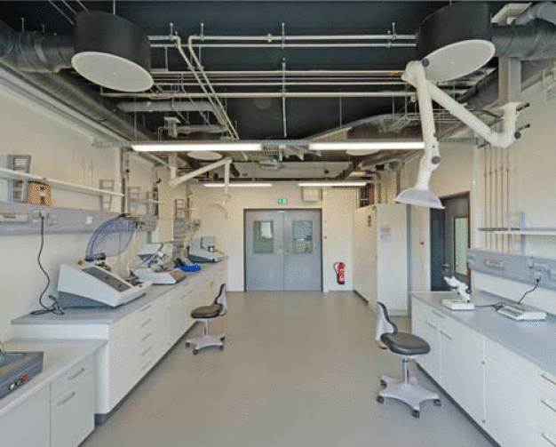 Im Erdgeschoss in zentraler Lage ist ein Bereich mit fünf Laboren für die Forschung an Lasermakroprozessen, Lasernano- und mikroprozessen entstanden. (Bildrechte: Michael Miltzow)