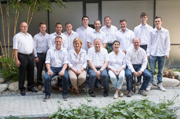 Niederlassungsleiter Peter Schär (1. Reihe Mitte) und sein Team von Blickle Schweiz danken den Kunden für ihr Vertrauen und freuen sich über den Erfolg der vergangenen fünf Jahrzehnte. (Bildnachweis: Blickle Räder+Rollen GmbH u. Co. KG)