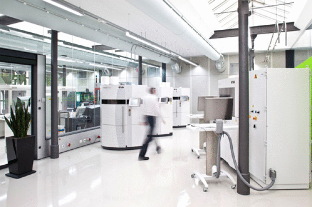 Im Rapid-Prototyping-Center von 1zu1 stehen derzeit zehn moderne Lasersinter-Anlagen zur Verfügung. Eine neue Technologie ermöglicht nun auch das Einfärben der Teile. (Copyright: Darko Todorovic)