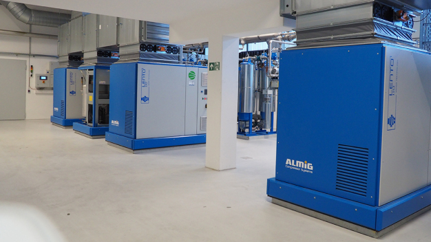 Garantiert nicht von der Stange: Die Druckluftstation von ALMiG erfüllt ganz besondere Anforderungen an eine saubere Druckluft. (Bild: ALMiG Kompressoren GmbH)