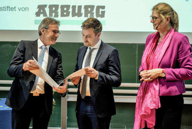 Dr.-Ing. Hannes Löwe (Mitte) gewann mit seiner Dissertation den Arburg-Preis 2019, den Dr.-Ing. E. h. Herbert Kraibühler in Namen von Arburg zusammen mit der Preiskoordinatorin Prof. Birgit Vogel-Heuser überreichte. (Foto: TUM) / Hannes Löwe (centre) won the Arburg Award 2019 with his dissertation, which Dr.-Ing. E. h. Herbert Kraibühler presented on behalf of Arburg together with award coordinator Prof. Birgit Vogel-Heuser. (Photo: TUM)