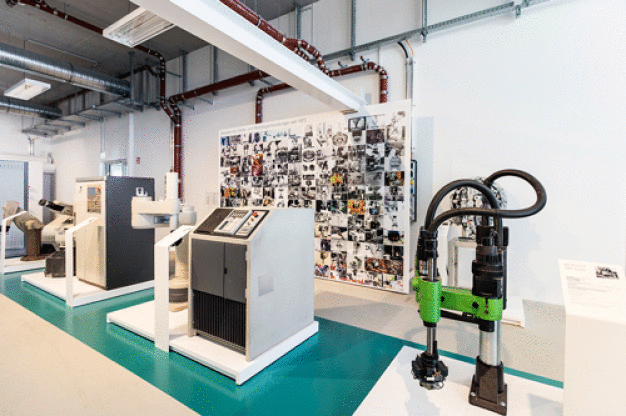 Ein Blick in die Ausstellung »Meilensteine der Robotik«. (Quelle: Fraunhofer IPA, Foto: Rainer Bez)
