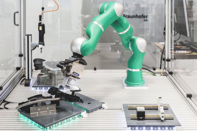 Die IPA-Software »pitasc« ermöglicht feinfühlige, automatisierte Montageprozesse für Roboter aller Hersteller. (Quelle: Fraunhofer IPA, Foto: Rainer Bez)