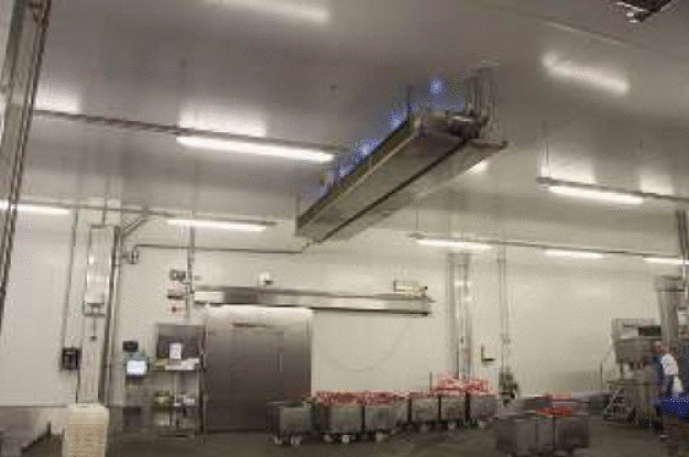 Um den Reinigungsaufwand zu reduzieren und zukünftige Herausforderungen zu minimieren, entschied sich der Schweizer Lebensmittelhersteller, die Micarna SA, dazu, weitere Raumluftkühler mit UVC-Modulen auszurüsten. (Quelle: sterilAir AG)