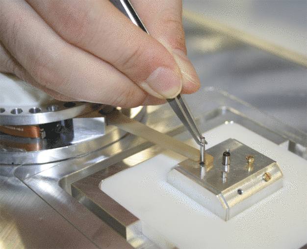 Intelligente Werkzeuge können den Werker bei der
Montage von Klein- und Kleinstteilen aktiv unterstützen. (Quelle: Fraunhofer IPA)