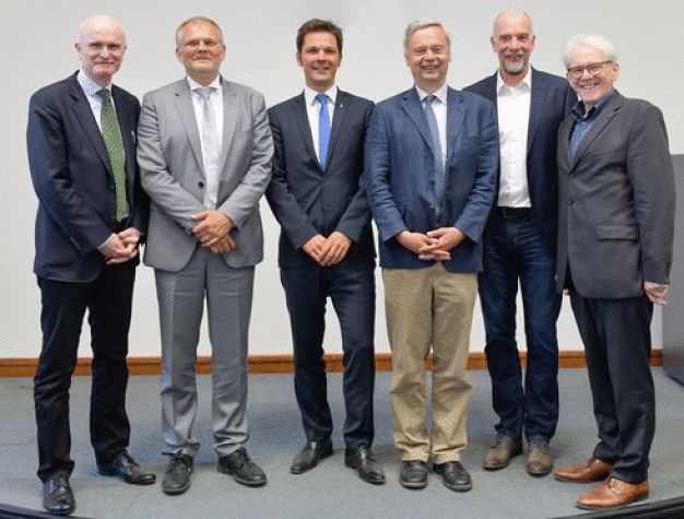 Prof. Axel R. Pries, Prof. Andreas Thiel, Steffen Krach, Prof. Christian Thomsen, Prof. Roland Lauster und Prof. Karl Max Einhäupl (v.l.) (© Charité/Wiebke Peitz)
