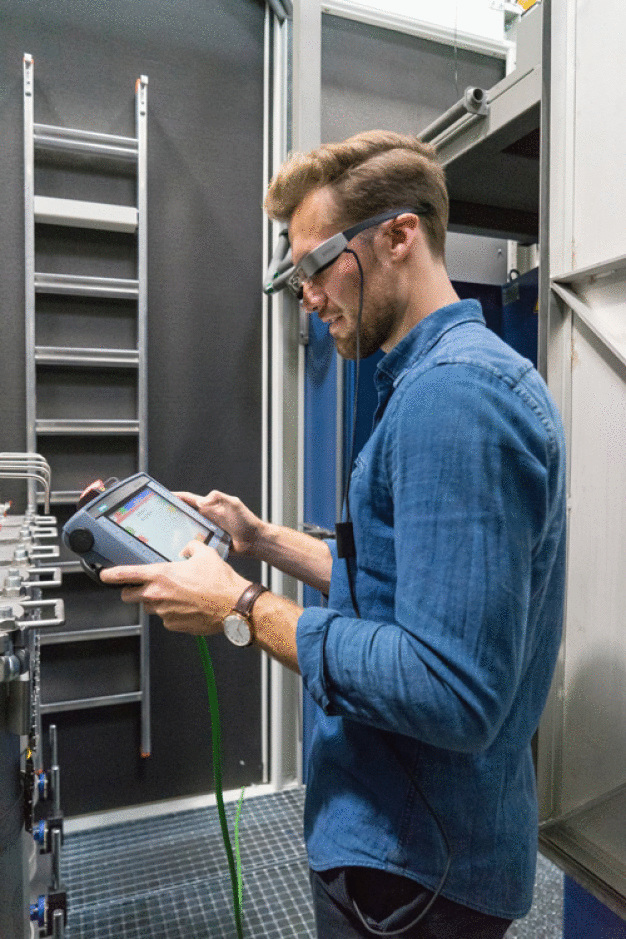 Forward-looking service solutions such as, e.g., the use of augmented reality for maintenance and repair purposes will likewise be presented. (Source of photo: Ecoclean GmbH)