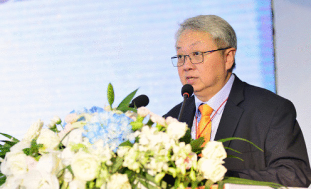 Bing Hian Co, Geschäftsführer der motan-colortronic Plastics Machinery Co., Ltd. China sowie Gesamtverantwortlicher für Asien, begrüßt die geladenen Gäste zur Eröffnungsfeier des neuen Standortes.