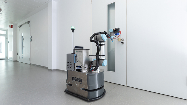 Die Arbeiten des Fraunhofer IPA zur Reinigung und Desinfektion von Oberflächen basieren auf dem Roboter »DeKonBot 2« und entwickeln dessen Fähigkeiten weiter. © Fraunhofer IPA/Foto: Rainer Bez