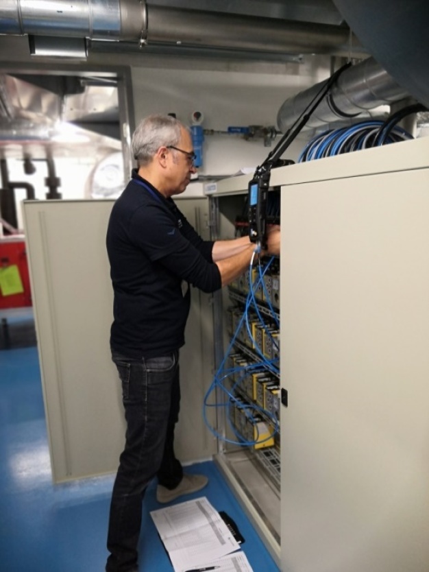 STZ EURO-Ingenieure beim Einregulieren der Volumenstrom- und Raumdruckregelkreise.
