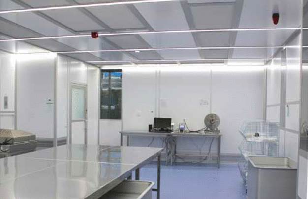 Cleanroom system Cleancell4.0® of the ISO cleanroom class 5. The dimmable LED lighting ensures balanced light in the area of the spreading table.