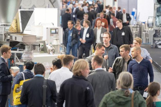 Die Dynamik der POWTECH: Große Maschinen in Aktion, Experten im Austausch. / The dynamic energy of POWTECH: large machinery in action and dialogue among experts.