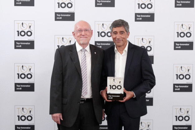 Zum siebten Mal in Folge nahm RK-Geschäftsführer Hartmut Hoffmann (l.) die TOP100-Auszeichnung von Ranga Yogeshwar entgegen. (Bild: KD Busch / compamedia)