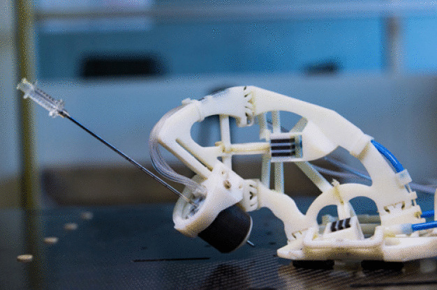 Prototyp des Medizinroboters aus dem 3D-Drucker. (Quelle: Photothèque ICube / A. Morlot) / Prototype of the medical robot generated by 3D printer. (© Photothèque ICube / A. Morlot )