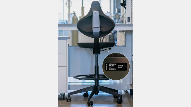 Mit dem PolyScript Label werden die Laborstühle von Cramer Inc. dauerhaft und zuverlässig gekennzeichnet. / The PolyScript label permanently and reliably identifies Cramer Inc. laboratory chairs.