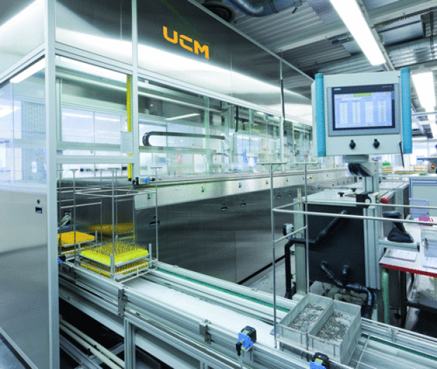 Durch die kundenspezifische Prozess- und Anlagenentwicklung erfüllen die Ultraschall-Reinigungssysteme höchste partikuläre und filmische Sauberkeitsanforderungen stabil und effizient. (Bildquelle: UCM AG)