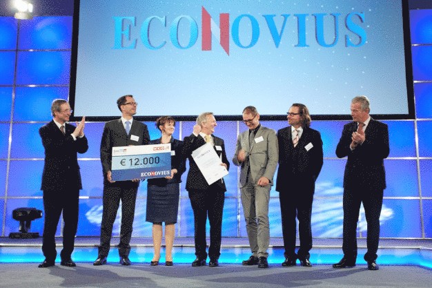 Das Führungsteam von Ortner Reinraumtechnik, darunter Firmengründer Josef Ortner (Mitte) sowie neben ihm die Geschäftsführer Stefanie Rud und Robert Gfrerer, mit Wirtschaftskammerpräsident Leitl (l.) und Wirtschaftsminister Mitterlehner (r.).