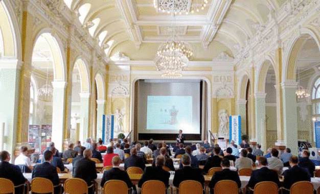 Geschäftsführer Klaus Lenkner (Neuberger Gebäudeautomation GmbH) bei der Begrüßungsrede auf der außerordentlich gut besuchten Neuberger Fachtagung in der Tagungsstätte Wildbad.