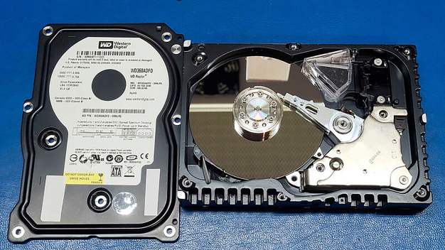 Die Western Digital Raptor aus dem Endoskop im Reinraum. Nach dem Austausch der defekten Schreibleseköpfe musste CBL Datenrettung noch mit über 1000 Lesefehlern fertig werden, bevor ein bootfähiger Clone erzeugt werden konnte. Die Western Digital Raptor aus dem Endoskop im Reinraum. Nach dem Austausch der defekten Schreibleseköpfe musste CBL Datenrettung noch mit über 1000 Lesefehlern fertig werden, bevor ein bootfähiger Clone erzeugt werden konnte.