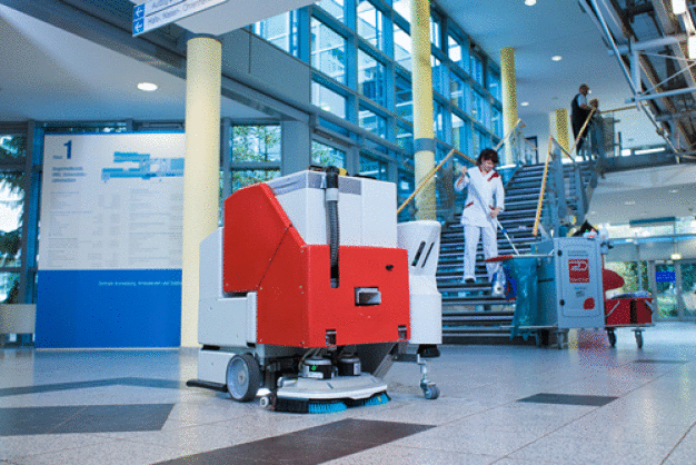 Der Reinigungsroboter mit Nassreinigungsmodul
beim Praxistest in einem Krankenhaus. (Quelle: Dussmann Group/Fotograf: Kay Herschelmann)