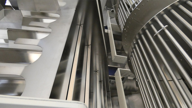 L'alimentation doit fournir ou transmettre des pièces issues du lot en vrac au processus suivant dans une position, un nombre de pièces et un temps de cycle définis. Köberlein Technologies privilégie dans de nombreuses applications le convoyeur à étapes et les rails vibrants suivants. (Image : Köberlein Technologies)