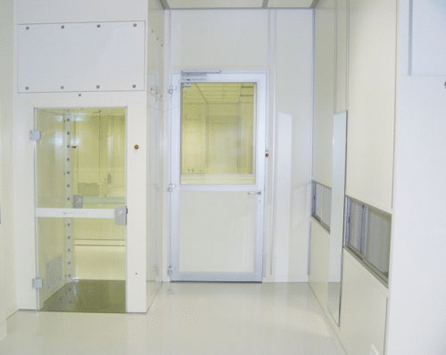 Personalduschen von der Personalschleuse in den Reinraum. Rechts die Ausgangs- und Fluchttür. / Personnel showers of the personnel airlock into the cleanroom. On the right, the exit and escape door.