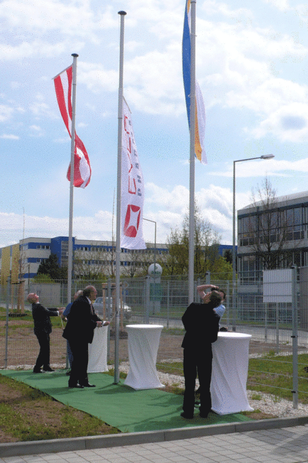 Zum Anlass der Eröffnungsfeierlichkeiten vom 27. April 2015 wurden die Fahnen gehisst. (Copyright Stöcklin Logistik AG)
