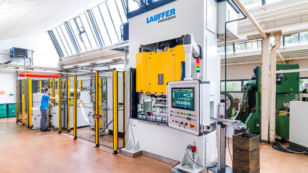Nägeli Swiss AG tätigt die größte Maschineninvestition der Firmengeschichte und nimmt eine hydraulische 200-Tonnen Presse für die Fertigung von Tiefziehteilen in Betrieb. (© Bildquelle: Nägeli Swiss AG)