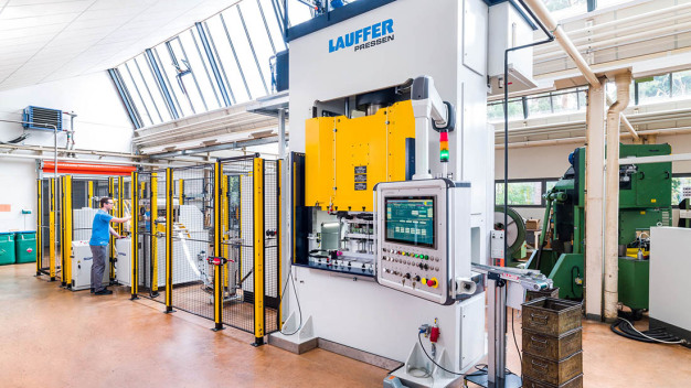 Nägeli Swiss AG tätigt die größte Maschineninvestition der Firmengeschichte und nimmt eine hydraulische 200-Tonnen Presse für die Fertigung von Tiefziehteilen in Betrieb. (© Bildquelle: Nägeli Swiss AG) Nägeli Swiss AG tätigt die größte Maschineninvestition der Firmengeschichte und nimmt eine hydraulische 200-Tonnen Presse für die Fertigung von Tiefziehteilen in Betrieb. (© Bildquelle: Nägeli Swiss AG)