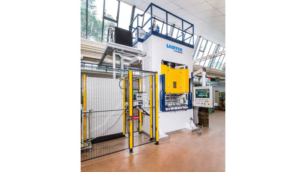 Mit 2000 kN Presskraft, einem Ziehkissen mit gesteuerter Gegenhaltekraft und einem steuerbaren Umformverlauf lassen sich komplexe Umformungen in hoher Teilequalität fertigen. (© Bildquelle: Nägeli Swiss AG) Mit 2000 kN Presskraft, einem Ziehkissen mit gesteuerter Gegenhaltekraft und einem steuerbaren Umformverlauf lassen sich komplexe Umformungen in hoher Teilequalität fertigen. (© Bildquelle: Nägeli Swiss AG)