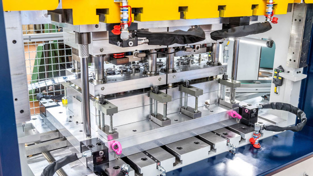 Durch den großen Werkzeugraum sind Ziehhöhen bis 150 mm möglich. (© Bildquelle: Nägeli Swiss AG) Durch den großen Werkzeugraum sind Ziehhöhen bis 150 mm möglich. (© Bildquelle: Nägeli Swiss AG)