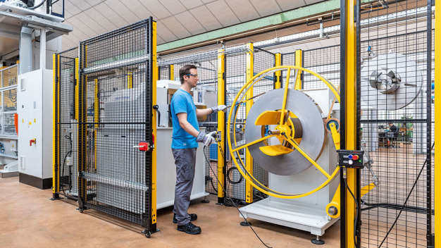 Eine Feinrichtmaschine entspannt das bis zu vier Millimeter starke und 300 mm breite Metallband ab Coil und ermöglicht die Fertigung von Bauteilen mit höchsten Ebenheitsanforderungen. (© Bildquelle: Nägeli Swiss AG) Eine Feinrichtmaschine entspannt das bis zu vier Millimeter starke und 300 mm breite Metallband ab Coil und ermöglicht die Fertigung von Bauteilen mit höchsten Ebenheitsanforderungen. (© Bildquelle: Nägeli Swiss AG)