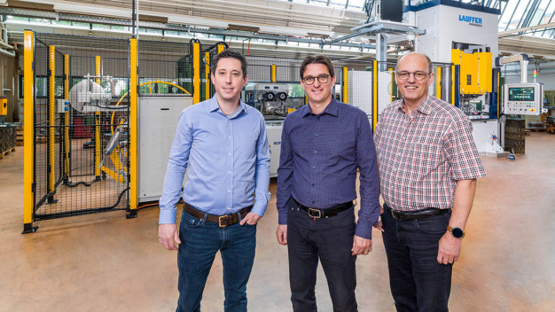 „Mit der neuen Hydraulikpresse stärken wir unsere Position als Ideenschmiede für knifflige Aufgaben und Verfahren in der Entwicklung und Herstellung von Blechteilen“, betont Niklaus Nägeli, mi. (li. Dominik Nägeli, re. Christoph Nägeli) (© Bildquelle: Nägeli Swiss AG) „Mit der neuen Hydraulikpresse stärken wir unsere Position als Ideenschmiede für knifflige Aufgaben und Verfahren in der Entwicklung und Herstellung von Blechteilen“, betont Niklaus Nägeli, mi. (li. Dominik Nägeli, re. Christoph Nägeli) (© Bildquelle: Nägeli Swiss AG)