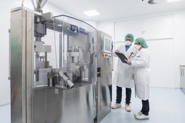 In hochmodernen Reinräumen und Laboren können Risiken rechtzeitig erkannt und Zulassungen von Medikamenten beschleunigt werden. (Foto: Harro Höfliger) / Tests in state-of-the-art clean rooms and laboratories help recognise risks at an early stage and thus accelerate the approval of medicines. (Photo: Harro Höfliger)