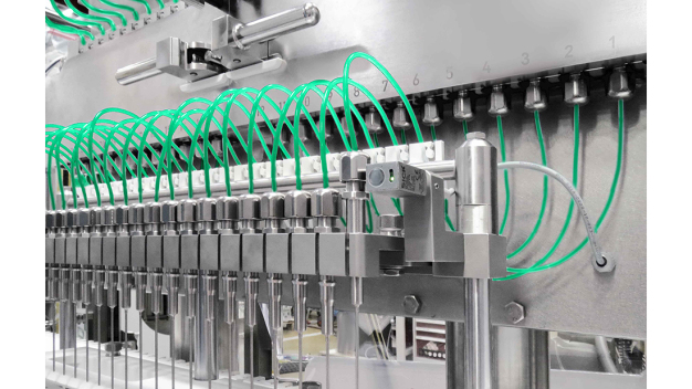 Die platzsparende Bauweise mit einfachen Formatwechseln des Zeit-Druck-Füllsystems ermöglicht eine präzise und produktschonende Abfüllung. / The time-pressure filling system enables precise and gentle filling thanks to its space-saving design and simple format changes. Die platzsparende Bauweise mit einfachen Formatwechseln des Zeit-Druck-Füllsystems ermöglicht eine präzise und produktschonende Abfüllung. / The time-pressure filling system enables precise and gentle filling thanks to its space-saving design and simple format changes.