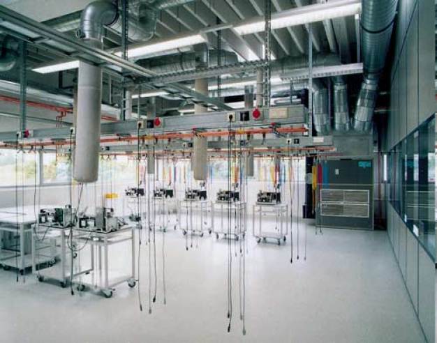 Produktionshalle der Inficon GmbH in Köln: ESD-Cleanroom Bodenbeschichtungssystem der Sto AG (dampfoffenes, wässeriges System: StoPox WB 110)