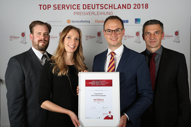 Ausgezeichneten Service bietet die Piepenbrock Unternehmensgruppe laut des Wettbewerbs „TOP SERVICE Deutschland 2018“. Patricia Klibert, Referentin Nachhaltigkeitsmanagement und Philip Battermann, Geschäftsleiter Marketing und Vertriebsinnendienst (2. v. r.) nahmen die Auszeichnung entgegen. (Bild: TOP SERVICE Deutschland 2018)