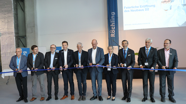 Eröffnen am Freitag gemeinsam die neue Produktionshalle der Röchling Medical Solutions SE in Neuhaus am Rennweg (von links): Jürgen Köpper, erster Beigeordneter des Landkreises Sonneberg; Uwe Scheler, Bürgermeister Neuhaus am Rennweg; Dr. Daniel Bühler, Vorstandsvorsitzender Röchling Medical; Alexander Stauch, Standortleiter Röchling Medical Neuhaus; Architekt Michael Müller; Thüringens Wirtschaftsminister Wolfgang Tiefensee; Evelyn Thome, Finanzchefin Röchling-Gruppe;  Raphael Wolfram, Vorstandssprecher Röchling-Gruppe; Dr. Carl Peter Thürmel, stellvertretender Vorsitzende des Beirats der Röchling-Gruppe; sowie Dr. Andreas Gabriel, Chief Operating Officer Röchling Medical. (Foto: Röchling) / Opening the new production hall of Röchling Medical Solutions SE in Neuhaus am Rennweg together on Friday (from left): Jürgen Köpper, First Deputy Mayor of the Sonneberg district; Uwe Scheler, Mayor of Neuhaus am Rennweg; Dr. Daniel Bühler, CEO Röchling Medical; Alexander Stauch, Site Manager Röchling Medical Neuhaus; architect Michael Müller; Thuringia's Minister of Economy Wolfgang Tiefensee; Evelyn Thome, CFO Röchling Group; Raphael Wolfram, Spokesman of the Executive Board Röchling Group; Dr. Carl Peter Thürmel, Member of the Advisory Board Röchling Group; and Dr. Andreas Gabriel, COO Röchling Medical. (Photo: Röchling)