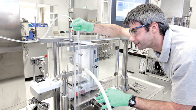 In den unternehmenseigenen Laboren führen die Expertinnen und Experten von Syntegon umfangreiche Versuche mit dem realen Produkt durch. / Syntegon's experts carry out extensive tests with the real product in the company's own laboratories. In den unternehmenseigenen Laboren führen die Expertinnen und Experten von Syntegon umfangreiche Versuche mit dem realen Produkt durch. / Syntegon's experts carry out extensive tests with the real product in the company's own laboratories.