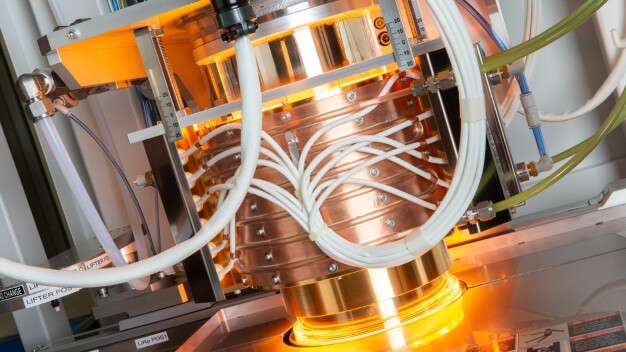 Die optimierten Umformprozesse ermöglichen die automatisierte Fertigung hochpräziser optischer Glaskomponenten: Die Umformung der Glasrohlinge bei bis zu 800 °C dauert nur wenige Minuten. © Fraunhofer IPT / Optimized molding processes enable automated production of high-precision optical glass components: Shaping glass blanks at temperatures up to 800 °C takes just a few minutes.
© Fraunhofer IPT Die optimierten Umformprozesse ermöglichen die automatisierte Fertigung hochpräziser optischer Glaskomponenten: Die Umformung der Glasrohlinge bei bis zu 800 °C dauert nur wenige Minuten. © Fraunhofer IPT / Optimized molding processes enable automated production of high-precision optical glass components: Shaping glass blanks at temperatures up to 800 °C takes just a few minutes.
© Fraunhofer IPT