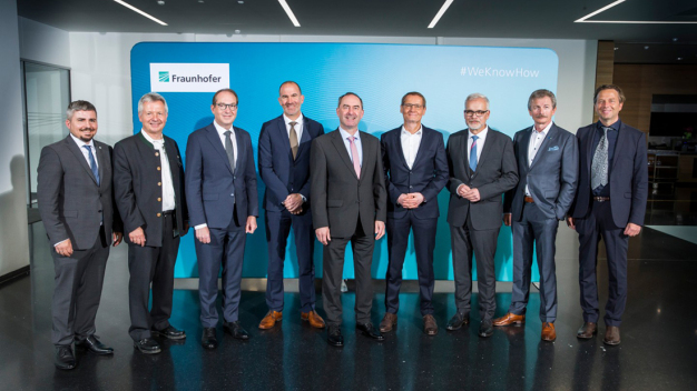 Einweihung des Fraunhofer Labors in der Roche Diagnostics GmbH am Standort Penzberg (v.l.n.r.): Stefan Korpan, Ullrich Opitz, Alexander Dobrindt, Raoul Klingner, Hubert Aiwanger, Klaus Haberda, Thomas Gudermann, Gerd Geisslinger, Michael Hölscher. © Bernhard Huber Fotografie