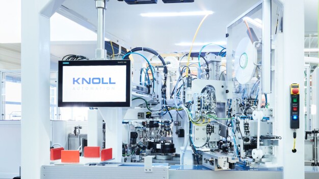 Auf 1,6 m x 1,6 m ist in der neuen, kompakten Anlage von Knoll Feinmechanik alles untergebracht, was zur Montage marktüblicher Einweg-Schlauchsets nötig ist. (Quelle: KNOLL Feinmechanik GmbH)