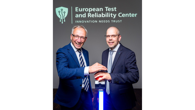 Gemeinsam stark für das neue European Test and Reliability Center (ETRC) (v. l. n. r.): Prof. Dr. Harald Kuhn, Institutsleiter des Fraunhofer ENAS, und Prof. Dr. Daniel Kriesten, Leiter des ETRC. © Fraunhofer ENAS/André Wirsig / Strong together for the new European Test and Reliability Center (ETRC) (from left to right): Prof. Dr. Harald Kuhn, Institute Director of Fraunhofer ENAS, and Prof. Dr. Daniel Kriesten, Head of the ETRC. © Fraunhofer ENAS/André Wirsig