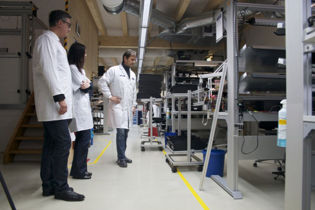 Z-Laser-Produktionsleiter Martin Rasch (rechts) erklärt die neue Produktionslinie.