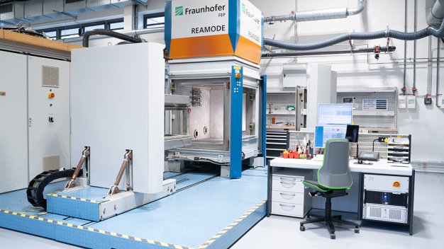 REAMODE – Versuchsanlage zur Modifizierung von organischen Materialien mit beschleunigten Elektronen. © Fraunhofer FEP, Finn Hoyer / REAMODE – Test facility for the modification of organic materials with accelerated electrons. © Fraunhofer FEP, Finn Hoyer