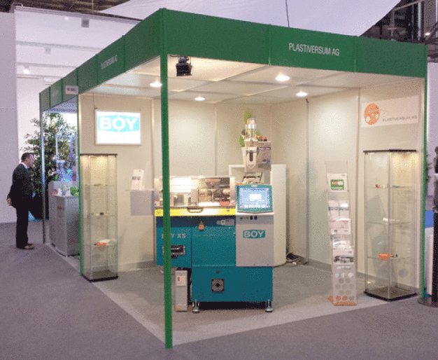 BOY-Spritzgießautomaten auf dem Messestand von Plastiversum / BOY injection moulding machines in the booth of Plastiversum