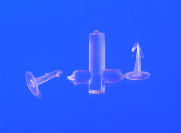 Easy-Tack Fixelement (H: 4 mm, Material: resomerer Kunststoff) mit Anguss. / Easy-Tack fix element (H: 4 mm, material: resomere plastics) with sprue.