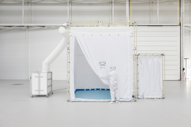 »CAPE®« ist flexibel wie ein Zelt und ermöglicht eine hochreine Fertigungsumgebung bis zur ISO-Klasse 1. (© Foto Fraunhofer IPA, Foto: Rainer Bez)