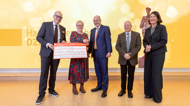 Verleihung des „Hartwig Piepenbrock-DZNE-Preises 2023“ (v.l.n.r.): Arnulf Piepenbrock (geschäftsführender Gesellschafter der Piepenbrock Unternehmensgruppe), Alison Goate (Preisträgerin), Olaf Piepenbrock (geschäftsführender Gesellschafter der Piepenbrock Unternehmensgruppe), Pierluigi Nicotera (Vorstandsvorsitzender des DZNE), Sabine Helling-Mögen (Administrative Vorständin des DZNE). (Bild: DZNE/Kurda) Verleihung des „Hartwig Piepenbrock-DZNE-Preises 2023“ (v.l.n.r.): Arnulf Piepenbrock (geschäftsführender Gesellschafter der Piepenbrock Unternehmensgruppe), Alison Goate (Preisträgerin), Olaf Piepenbrock (geschäftsführender Gesellschafter der Piepenbrock Unternehmensgruppe), Pierluigi Nicotera (Vorstandsvorsitzender des DZNE), Sabine Helling-Mögen (Administrative Vorständin des DZNE). (Bild: DZNE/Kurda)