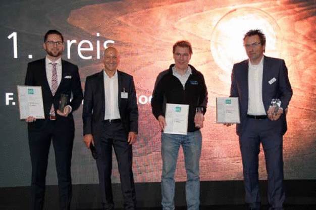 Udo Gommel, Fraunhofer IPA (zweiter von rechts) und die Preisträger von links: Edward Becker, Hydroflex Group GmbH; Udo Gommel, Fraunhofer IPA; Markus Stübchen, F. Hoffmann-La Roche; Carsten Moschner, Dastex Reinraumzubehör GmbH & Co. KG. (© Fraunhofer IPA/Foto: Tobias Herbst)